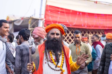 Prayagraj, Uttar Pradesh, Hindistan - 13 Ocak 2025: Mahakumbh, Kutsal erkek naga sadhu baba 'nın Sangam' daki kutsal nehir kenevirine ibadet etmek için Pagraj 'da maha kumbh mela' ya katılan portresi.
