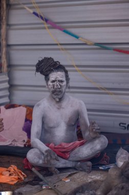 Prayagraj, Uttar Pradesh, Hindistan - 13 Ocak 2025: Mahakumbh, Kutsal erkek naga sadhu baba 'nın Sangam' daki kutsal nehir kenevirine ibadet etmek için Pagraj 'da maha kumbh mela' ya katılan portresi.