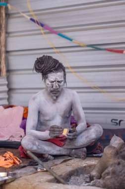 Prayagraj, Uttar Pradesh, Hindistan - 13 Ocak 2025: Mahakumbh, Kutsal erkek naga sadhu baba 'nın Sangam' daki kutsal nehir kenevirine ibadet etmek için Pagraj 'da maha kumbh mela' ya katılan portresi.