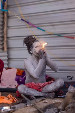 Prayagraj, Uttar Pradesh, Hindistan - 13 Ocak 2025: Mahakumbh, Kutsal erkek naga sadhu baba 'nın Sangam' daki kutsal nehir kenevirine ibadet etmek için Pagraj 'da maha kumbh mela' ya katılan portresi.