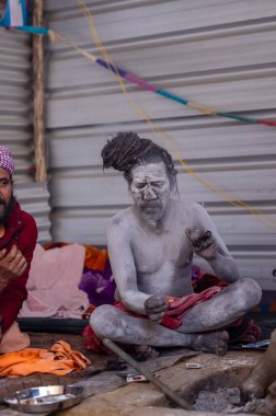 Prayagraj, Uttar Pradesh, Hindistan - 13 Ocak 2025: Mahakumbh, Kutsal erkek naga sadhu baba 'nın Sangam' daki kutsal nehir kenevirine ibadet etmek için Pagraj 'da maha kumbh mela' ya katılan portresi.