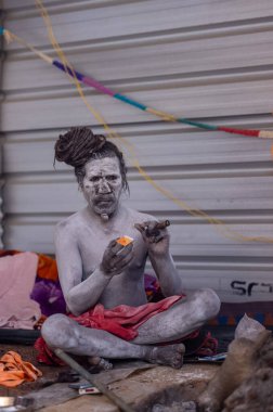 Prayagraj, Uttar Pradesh, Hindistan - 13 Ocak 2025: Mahakumbh, Kutsal erkek naga sadhu baba 'nın Sangam' daki kutsal nehir kenevirine ibadet etmek için Pagraj 'da maha kumbh mela' ya katılan portresi.