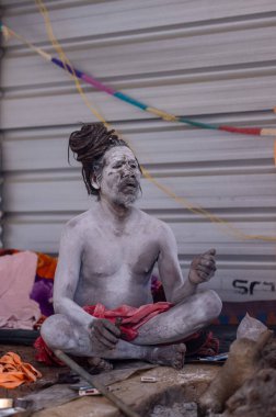 Prayagraj, Uttar Pradesh, Hindistan - 13 Ocak 2025: Mahakumbh, Kutsal erkek naga sadhu baba 'nın Sangam' daki kutsal nehir kenevirine ibadet etmek için Pagraj 'da maha kumbh mela' ya katılan portresi.