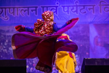 Puşkar, Rajasthan, Hindistan - 11 Kasım 2024: Bhangra, Bhangra grubu, açık hava kültür gecesi renkli etnik elbiseler içinde bhangra dansı yapıyor.