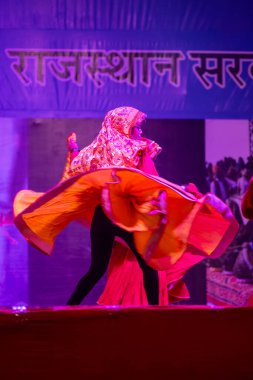 Puşkar, Rajasthan, Hindistan - 11 Kasım 2024: Bhangra, Bhangra grubu, açık hava kültür gecesi renkli etnik elbiseler içinde bhangra dansı yapıyor.