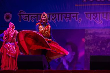 Pushkar, Rajasthan, Hindistan - 11 Kasım 2024: Bhangra, Sih erkek sanatçılar grubu renkli etnik elbiseler içinde bhangra dansı yapıyorlar..