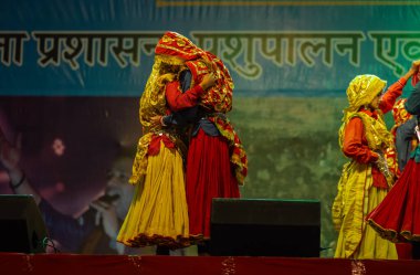 Puşkar, Rajasthan, Hindistan - 11 Kasım 2024: Bhangra, Bhangra grubu, açık hava kültür gecesi renkli etnik elbiseler içinde bhangra dansı yapıyor.