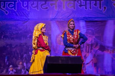Puşkar, Rajasthan, Hindistan - 11 Kasım 2024: Bhangra, Bhangra grubu, açık hava kültür gecesi renkli etnik elbiseler içinde bhangra dansı yapıyor.