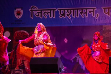 Puşkar, Rajasthan, Hindistan - 11 Kasım 2024: Bhangra, Bhangra grubu, açık hava kültür gecesi renkli etnik elbiseler içinde bhangra dansı yapıyor.