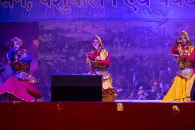Puşkar, Rajasthan, Hindistan - 11 Kasım 2024: Bhangra, Bhangra grubu, açık hava kültür gecesi renkli etnik elbiseler içinde bhangra dansı yapıyor.