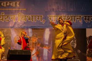 Puşkar, Rajasthan, Hindistan - 11 Kasım 2024: Bhangra, Bhangra grubu, açık hava kültür gecesi renkli etnik elbiseler içinde bhangra dansı yapıyor.