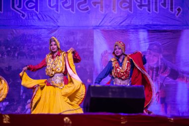 Puşkar, Rajasthan, Hindistan - 11 Kasım 2024: Bhangra, Bhangra grubu, açık hava kültür gecesi renkli etnik elbiseler içinde bhangra dansı yapıyor.