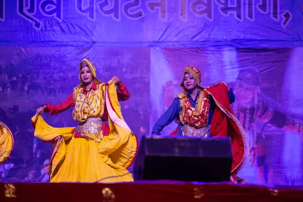 Puşkar, Rajasthan, Hindistan - 11 Kasım 2024: Bhangra, Bhangra grubu, açık hava kültür gecesi renkli etnik elbiseler içinde bhangra dansı yapıyor.