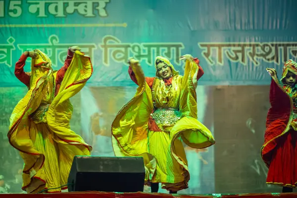 Pushkar, Rajasthan, Hindistan - 11 Kasım 2024: Bhangra, Sih erkek sanatçılar grubu renkli etnik elbiseler içinde bhangra dansı yapıyorlar..