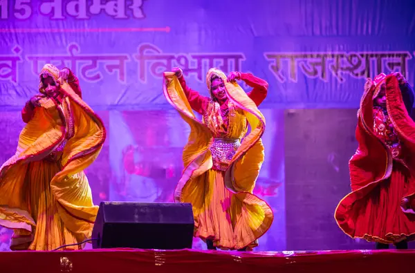 Pushkar, Rajasthan, Hindistan - 11 Kasım 2024: Bhangra, Sih erkek sanatçılar grubu renkli etnik elbiseler içinde bhangra dansı yapıyorlar..