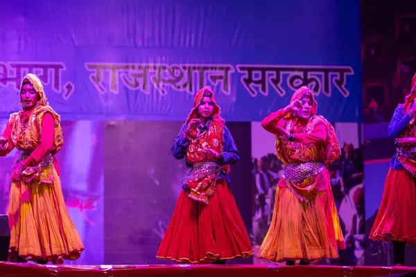 Pushkar, Rajasthan, Hindistan - 11 Kasım 2024: Bhangra, Sih erkek sanatçılar grubu renkli etnik elbiseler içinde bhangra dansı yapıyorlar..