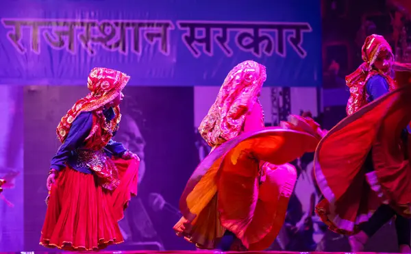 Pushkar, Rajasthan, Hindistan - 11 Kasım 2024: Bhangra, Sih erkek sanatçılar grubu renkli etnik elbiseler içinde bhangra dansı yapıyorlar..