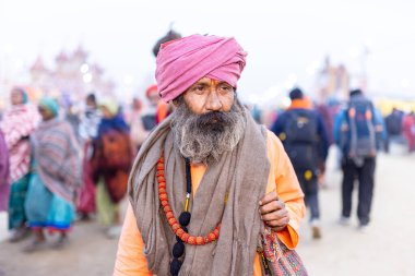 Prayagraj, Uttar Pradesh, Hindistan - 13 Ocak 2025: Mahakumbh, Kutsal erkek naga sadhu baba 'nın Sangam' daki kutsal nehir kenevirine ibadet etmek için Pagraj 'da maha kumbh mela' ya katılan portresi.