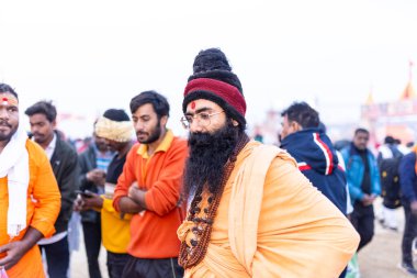Prayagraj, Uttar Pradesh, Hindistan - 13 Ocak 2025: Mahakumbh, Kutsal erkek naga sadhu baba 'nın Sangam' daki kutsal nehir kenevirine ibadet etmek için Pagraj 'da maha kumbh mela' ya katılan portresi.