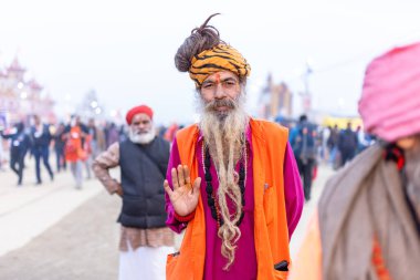 Prayagraj, Uttar Pradesh, Hindistan - 13 Ocak 2025: Mahakumbh, Kutsal erkek naga sadhu baba 'nın Sangam' daki kutsal nehir kenevirine ibadet etmek için Pagraj 'da maha kumbh mela' ya katılan portresi.