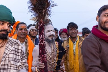 Prayagraj, Uttar Pradesh, Hindistan - 13 Ocak 2025: Mahakumbh, Kutsal erkek naga sadhu baba 'nın Sangam' daki kutsal nehir kenevirine ibadet etmek için Pagraj 'da maha kumbh mela' ya katılan portresi.