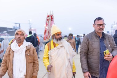 Prayagraj, Uttar Pradesh, Hindistan - 13 Ocak 2025: Mahakumbh, Kutsal erkek naga sadhu baba 'nın Sangam' daki kutsal nehir kenevirine ibadet etmek için Pagraj 'da maha kumbh mela' ya katılan portresi.