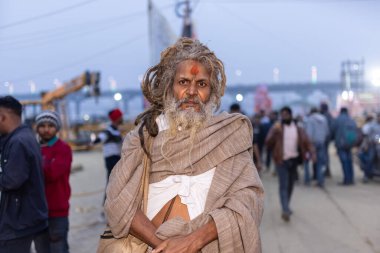 Prayagraj, Uttar Pradesh, Hindistan - 13 Ocak 2025: Mahakumbh, Kutsal erkek naga sadhu baba 'nın Sangam' daki kutsal nehir kenevirine ibadet etmek için Pagraj 'da maha kumbh mela' ya katılan portresi.