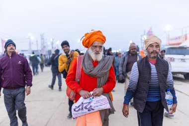 Prayagraj, Uttar Pradesh, Hindistan - 13 Ocak 2025: Mahakumbh, Kutsal erkek naga sadhu baba 'nın Sangam' daki kutsal nehir kenevirine ibadet etmek için Pagraj 'da maha kumbh mela' ya katılan portresi.