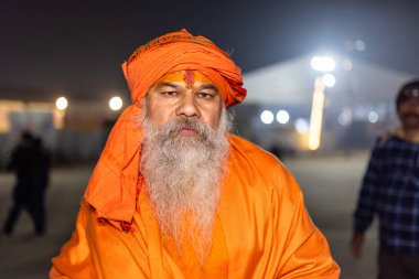 Prayagraj, Uttar Pradesh, Hindistan - 13 Ocak 2025: Mahakumbh, Kutsal erkek naga sadhu baba 'nın Sangam' daki kutsal nehir kenevirine ibadet etmek için Pagraj 'da maha kumbh mela' ya katılan portresi.