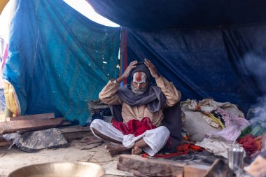 Prayagraj, Uttar Pradesh, Hindistan - 13 Ocak 2025: Mahakumbh, Kutsal erkek naga sadhu baba 'nın Sangam' daki kutsal nehir kenevirine ibadet etmek için Pagraj 'da maha kumbh mela' ya katılan portresi.