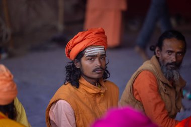 Prayagraj, Uttar Pradesh, Hindistan - 13 Ocak 2025: Mahakumbh, Kutsal erkek naga sadhu baba 'nın Sangam' daki kutsal nehir kenevirine ibadet etmek için Pagraj 'da maha kumbh mela' ya katılan portresi.