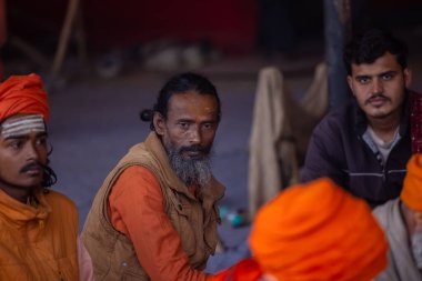Prayagraj, Uttar Pradesh, Hindistan - 13 Ocak 2025: Mahakumbh, Kutsal erkek naga sadhu baba 'nın Sangam' daki kutsal nehir kenevirine ibadet etmek için Pagraj 'da maha kumbh mela' ya katılan portresi.