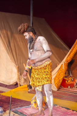 Prayagraj, Uttar Pradesh, Hindistan - 13 Ocak 2025: Mahakumbh, Kutsal erkek naga sadhu baba 'nın Sangam' daki kutsal nehir kenevirine ibadet etmek için Pagraj 'da maha kumbh mela' ya katılan portresi.
