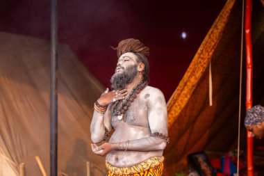 Prayagraj, Uttar Pradesh, Hindistan - 13 Ocak 2025: Mahakumbh, Kutsal erkek naga sadhu baba 'nın Sangam' daki kutsal nehir kenevirine ibadet etmek için Pagraj 'da maha kumbh mela' ya katılan portresi.