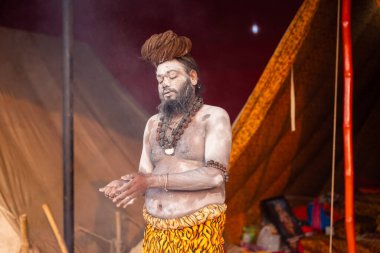 Prayagraj, Uttar Pradesh, Hindistan - 13 Ocak 2025: Mahakumbh, Kutsal erkek naga sadhu baba 'nın Sangam' daki kutsal nehir kenevirine ibadet etmek için Pagraj 'da maha kumbh mela' ya katılan portresi.