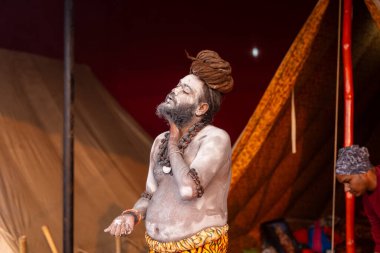 Prayagraj, Uttar Pradesh, Hindistan - 13 Ocak 2025: Mahakumbh, Kutsal erkek naga sadhu baba 'nın Sangam' daki kutsal nehir kenevirine ibadet etmek için Pagraj 'da maha kumbh mela' ya katılan portresi.