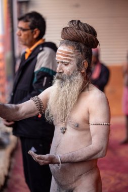 Prayagraj, Uttar Pradesh, Hindistan - 13 Ocak 2025: Mahakumbh, Kutsal erkek naga sadhu baba 'nın Sangam' daki kutsal nehir kenevirine ibadet etmek için Pagraj 'da maha kumbh mela' ya katılan portresi.