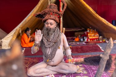 Prayagraj, Uttar Pradesh, Hindistan - 13 Ocak 2025: Mahakumbh, Kutsal erkek naga sadhu baba 'nın Sangam' daki kutsal nehir kenevirine ibadet etmek için Pagraj 'da maha kumbh mela' ya katılan portresi.
