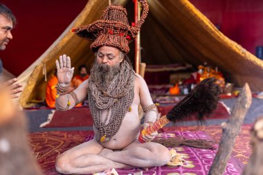Prayagraj, Uttar Pradesh, Hindistan - 13 Ocak 2025: Mahakumbh, Kutsal erkek naga sadhu baba 'nın Sangam' daki kutsal nehir kenevirine ibadet etmek için Pagraj 'da maha kumbh mela' ya katılan portresi.