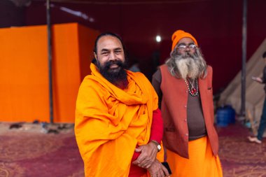 Prayagraj, Uttar Pradesh, Hindistan - 13 Ocak 2025: Mahakumbh, Kutsal erkek naga sadhu baba 'nın Sangam' daki kutsal nehir kenevirine ibadet etmek için Pagraj 'da maha kumbh mela' ya katılan portresi.