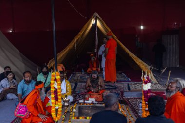 Prayagraj, Uttar Pradesh, Hindistan - 13 Ocak 2025: Mahakumbh, Kutsal erkek naga sadhu baba 'nın Sangam' daki kutsal nehir kenevirine ibadet etmek için Pagraj 'da maha kumbh mela' ya katılan portresi.