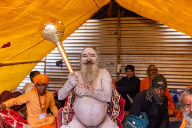 Prayagraj, Uttar Pradesh, Hindistan - 13 Ocak 2025: Mahakumbh, Kutsal erkek naga sadhu baba 'nın Sangam' daki kutsal nehir kenevirine ibadet etmek için Pagraj 'da maha kumbh mela' ya katılan portresi.