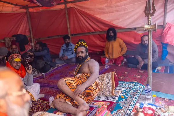 Prayagraj, Uttar Pradesh, Hindistan - 13 Ocak 2025: Mahakumbh, Kutsal erkek naga sadhu baba 'nın Sangam' daki kutsal nehir kenevirine ibadet etmek için Pagraj 'da maha kumbh mela' ya katılan portresi.
