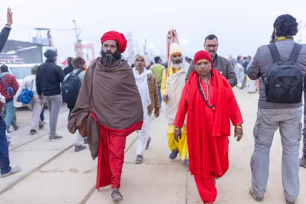 Prayagraj, Uttar Pradesh, Hindistan - 13 Ocak 2025: Mahakumbh, Kutsal erkek naga sadhu baba 'nın Sangam' daki kutsal nehir kenevirine ibadet etmek için Pagraj 'da maha kumbh mela' ya katılan portresi.