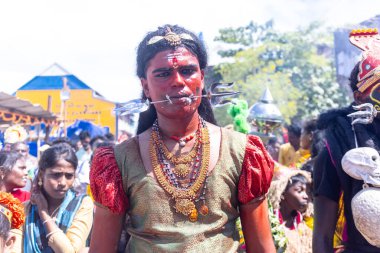 Kulashekharapatnam, Tamilnadu, Hindistan - 12 Ekim 2024: Kulasai, Hint Hindu ressam portresi ve kulasai dasara festivalinin ayinlerini gerçekleştirmek için bir tarikat karakteri gibi giyinmiş.