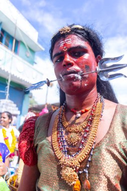 Kulashekharapatnam, Tamilnadu, Hindistan - 12 Ekim 2024: Kulasai, Hint Hindu ressam portresi ve kulasai dasara festivalinin ayinlerini gerçekleştirmek için bir tarikat karakteri gibi giyinmiş.