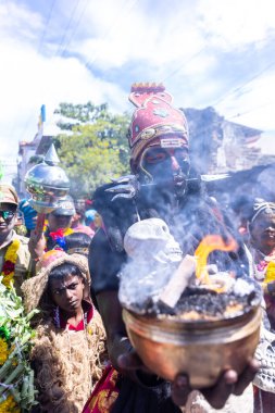Kulashekharapatnam, Tamilnadu, Hindistan - 12 Ekim 2024: Kulasai, Hint Hindu ressam portresi ve kulasai dasara festivalinin ayinlerini gerçekleştirmek için bir tarikat karakteri gibi giyinmiş.