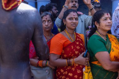 Kulashekharapatnam, Tamilnadu, Hindistan - 12 Ekim 2024: Kulasai, Hint Hindu ressam portresi ve kulasai dasara festivalinin ayinlerini gerçekleştirmek için bir tarikat karakteri gibi giyinmiş.