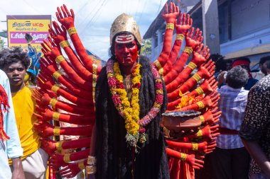 Kulashekharapatnam, Tamilnadu, Hindistan - 12 Ekim 2024: Kulasai, Hint Hindu ressam portresi ve kulasai dasara festivalinin ayinlerini gerçekleştirmek için bir tarikat karakteri gibi giyinmiş.