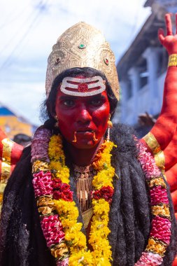 Kulashekharapatnam, Tamilnadu, Hindistan - 12 Ekim 2024: Kulasai, Hint Hindu ressam portresi ve kulasai dasara festivalinin ayinlerini gerçekleştirmek için bir tarikat karakteri gibi giyinmiş.